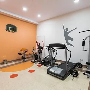 cozy-bright-apartment-swimming-pool-parking-gym-premium.warsawhotelspoland.com/